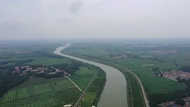 航拍蜿蜒曲折的河视频的预览图
